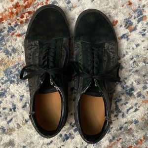 Black pattern Low Top Vans Size 10.5